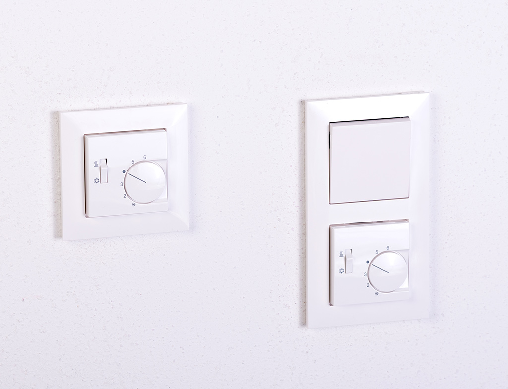 Bild von RTR-5523 Raumtemperaturregler im Schalterprogramm legrand SEANO - ultraweiß (glänzend)